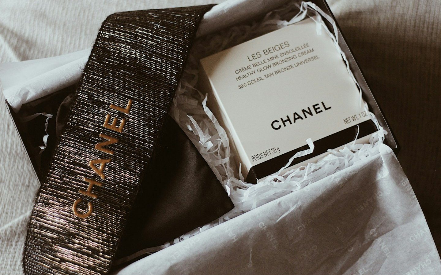 CHANELのリボンと、薄紙に包まれたシャネルのギフトボックス